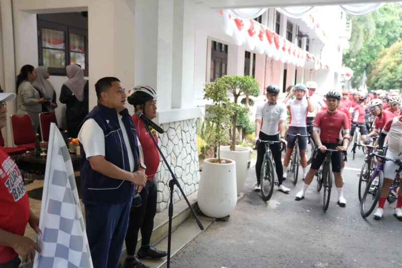 Wali Kota Makassar, Munafri Arifuddin, melepas ratusan peserta Touring Sepeda Merdeka De Barru 2025 dari halaman Balai Kota Makassar.