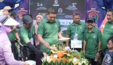 Wali Kota Makassar, Munafri Arifuddin, bersama Ketua TP PKK Melinda Aksa Mahmud menghadiri perayaan HUT ke-9 Komunitas Perjaka (Persatuan Pejalan Kaki Bukit Baruga) di kawasan Bukit Baruga Antang, Kecamatan Manggala