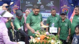 Wali Kota Makassar, Munafri Arifuddin, bersama Ketua TP PKK Melinda Aksa Mahmud menghadiri perayaan HUT ke-9 Komunitas Perjaka (Persatuan Pejalan Kaki Bukit Baruga) di kawasan Bukit Baruga Antang, Kecamatan Manggala