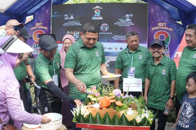 Wali Kota Makassar, Munafri Arifuddin, bersama Ketua TP PKK Melinda Aksa Mahmud menghadiri perayaan HUT ke-9 Komunitas Perjaka (Persatuan Pejalan Kaki Bukit Baruga) di kawasan Bukit Baruga Antang, Kecamatan Manggala