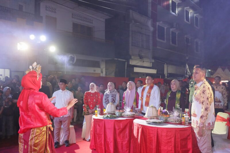 Foto: Walikota Makassar Munafri Arifuddin bersama Wakil Wali Kota Makassar Aliyah Mustika Ilham, Ketua TP PKK Melinda Aksa dalam acara pesta rakyat kecamatan makassar