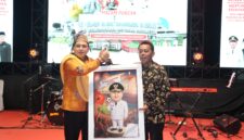 Foto: Walikota Makassar Munafri Arifuddin saat menerima karikatur yang diberikan langsung oleh Camat Biringkanaya