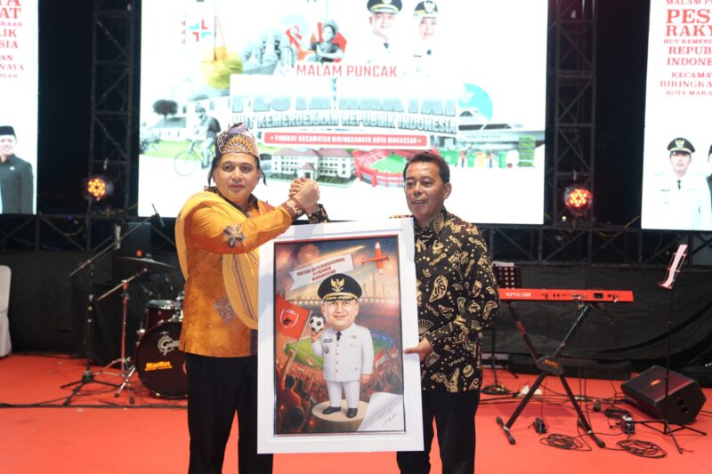 Foto: Walikota Makassar Munafri Arifuddin saat menerima karikatur yang diberikan langsung oleh Camat Biringkanaya