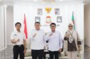 Foto: Walikota Makassar Munafri Arifuddin berfoto bersama didampingi Kadis DLH Makassar bersama Kepala Pusat Pengendalian Lingkungan Hidup Sulawesi-Maluku (Pusdal LH Suma) Kementerian Lingkungan Hidup (KLH), Dr. Azri Rasul