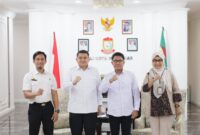 Foto: Walikota Makassar Munafri Arifuddin berfoto bersama didampingi Kadis DLH Makassar bersama Kepala Pusat Pengendalian Lingkungan Hidup Sulawesi-Maluku (Pusdal LH Suma) Kementerian Lingkungan Hidup (KLH), Dr. Azri Rasul