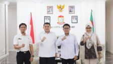Foto: Walikota Makassar Munafri Arifuddin berfoto bersama didampingi Kadis DLH Makassar bersama Kepala Pusat Pengendalian Lingkungan Hidup Sulawesi-Maluku (Pusdal LH Suma) Kementerian Lingkungan Hidup (KLH), Dr. Azri Rasul