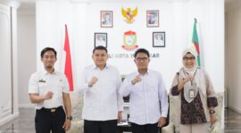 Foto: Walikota Makassar Munafri Arifuddin berfoto bersama didampingi Kadis DLH Makassar bersama Kepala Pusat Pengendalian Lingkungan Hidup Sulawesi-Maluku (Pusdal LH Suma) Kementerian Lingkungan Hidup (KLH), Dr. Azri Rasul