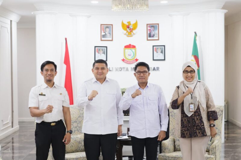 Foto: Walikota Makassar Munafri Arifuddin berfoto bersama didampingi Kadis DLH Makassar bersama Kepala Pusat Pengendalian Lingkungan Hidup Sulawesi-Maluku (Pusdal LH Suma) Kementerian Lingkungan Hidup (KLH), Dr. Azri Rasul