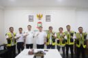 Foto: Walikota Makassar Munafri Arifuddin berfoto bersama jajaran PD Parkir yang di pimpin oleh Plt Direktur Utama PD Parkir Makassar, Adi Rasyid Ali