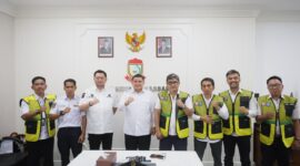Foto: Walikota Makassar Munafri Arifuddin berfoto bersama jajaran PD Parkir yang di pimpin oleh Plt Direktur Utama PD Parkir Makassar, Adi Rasyid Ali