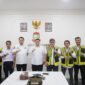 Foto: Walikota Makassar Munafri Arifuddin berfoto bersama jajaran PD Parkir yang di pimpin oleh Plt Direktur Utama PD Parkir Makassar, Adi Rasyid Ali