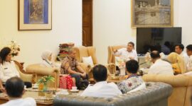 Wali Kota Makassar, Munafri Arifuddin, memimpin rapat koordinasi khusus bersama jajaran Dinas Lingkungan Hidup (DLH) Kota Makassar terkait penguatan sistem pengelolaan sampah, di Jalan Chairil Anwar, Rabu (27/8/2025).