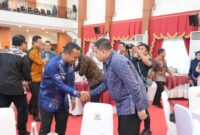Wali Kota Makassar, Munafri Arifuddin (kanan), berjabat tangan dengan tamu undangan saat menghadiri penyuluhan keamanan pangan di Rumah Jabatan Gubernur Sulawesi Selatan, Kamis (28/8/2025).