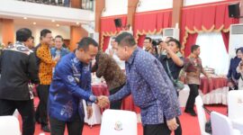 Wali Kota Makassar, Munafri Arifuddin (kanan), berjabat tangan dengan tamu undangan saat menghadiri penyuluhan keamanan pangan di Rumah Jabatan Gubernur Sulawesi Selatan, Kamis (28/8/2025).