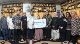 Foto: Wali Kota Makassar, Munafri Arifuddin didampingi Wakil Wali Kota Makassar Aliyah Mustika Ilham serta
Kepala BPJS Ketenagakerjaan Kantor Wilayah Sulawesi Maluku Mintje Wattu saat memberikan santunan bagi keluarga almarhum korban kebakaran di kantor DPRD Makassar
