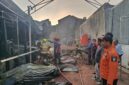 Petugas BPBD dan Damkar Kota Makassar melakukan pemadaman serta asesmen di lokasi kebakaran rumah usaha di Jalan Perintis Kemerdekaan VII, Tamalanrea, Minggu (31/8/2025).