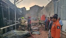 Petugas BPBD dan Damkar Kota Makassar melakukan pemadaman serta asesmen di lokasi kebakaran rumah usaha di Jalan Perintis Kemerdekaan VII, Tamalanrea, Minggu (31/8/2025).