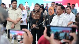 Mendagri Tito Karnavian dan Menteri PKP Maruarar Sirait didampingi Wali Kota Makassar Munafri Arifuddin dan Wakil Wali Kota Aliyah Mustika Ilham saat memberikan keterangan pers usai meninjau Mal Pelayanan Publik Makassar.
