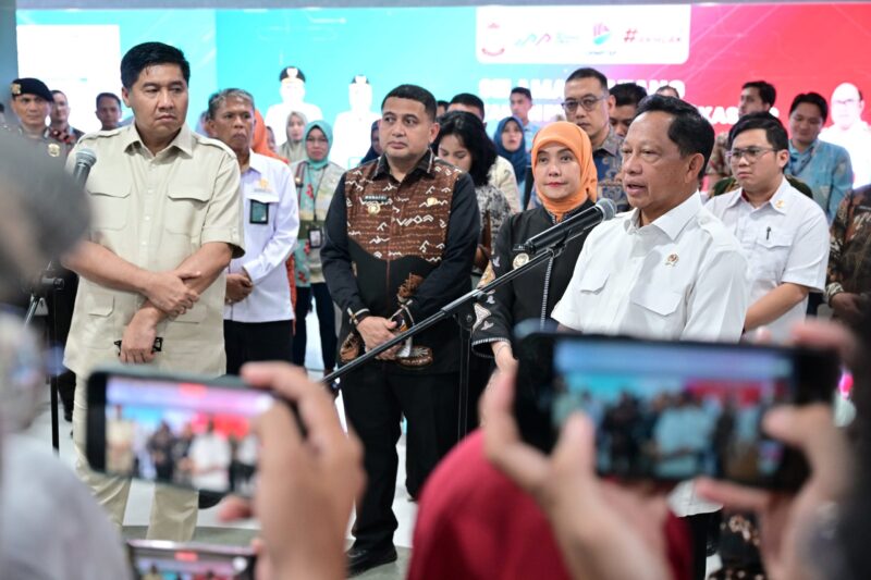 Mendagri Tito Karnavian dan Menteri PKP Maruarar Sirait didampingi Wali Kota Makassar Munafri Arifuddin dan Wakil Wali Kota Aliyah Mustika Ilham saat memberikan keterangan pers usai meninjau Mal Pelayanan Publik Makassar.