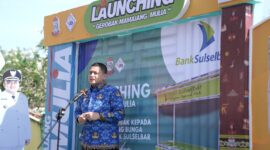 Wali Kota Makassar, Munafri Arifuddin, menyerahkan bantuan gerobak kepada pedagang bunga TPU Dadi.