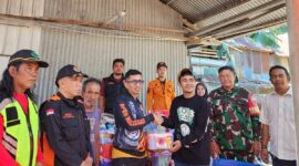 Penyaluran bantuan logistik oleh BPBD Kota Makassar kepada korban kebakaran di Kelurahan Maccini Sombala, Kecamatan Tamalate, Minggu (21/9/2025).