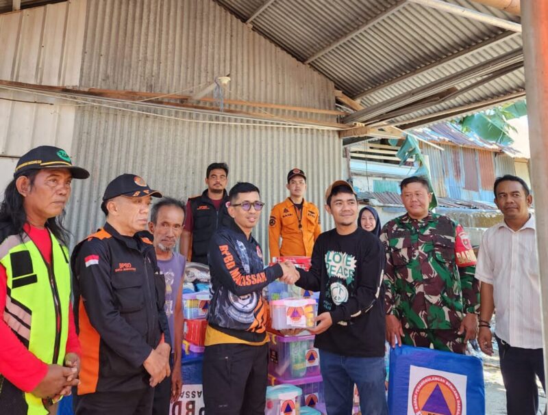 Penyaluran bantuan logistik oleh BPBD Kota Makassar kepada korban kebakaran di Kelurahan Maccini Sombala, Kecamatan Tamalate, Minggu (21/9/2025).
