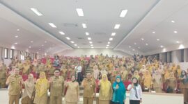 Foto bersama peserta Rapat Koordinasi Tim Percepatan Penurunan Stunting (TPPS) yang digelar Dinas Pengendalian Penduduk dan KB Kota Makassar di Ruang Sipakalebbi Balai Kota Makassar, Selasa (29/10/2025).