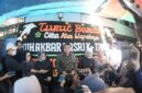 Wali Kota Makassar, Munafri Arifuddin (tengah), menyerahkan santunan jaminan sosial kepada keluarga almarhum Muhammad Akbar Basri (Abay) di kediaman duka, Jl. Balang Baru II, Senin (1/9/2025).