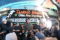 Wali Kota Makassar, Munafri Arifuddin (tengah), menyerahkan santunan jaminan sosial kepada keluarga almarhum Muhammad Akbar Basri (Abay) di kediaman duka, Jl. Balang Baru II, Senin (1/9/2025).