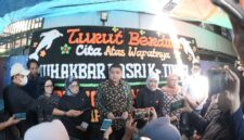 Wali Kota Makassar, Munafri Arifuddin (tengah), menyerahkan santunan jaminan sosial kepada keluarga almarhum Muhammad Akbar Basri (Abay) di kediaman duka, Jl. Balang Baru II, Senin (1/9/2025).