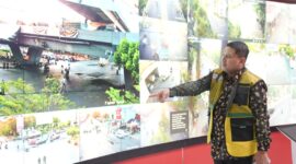 Wali Kota Makassar, Munafri Arifuddin, memantau situasi demonstrasi melalui layar pemantau di War Room Balai Kota Makassar, Senin (1/9/2025).