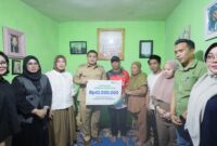 Foto: Wali Kota Makassar, Munafri Arifuddin bersama Wakil Wali Kota, Aliyah Mustika Ilham saat memberikan santunan bagi korban aksi demonstrasi