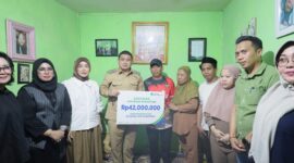 Foto: Wali Kota Makassar, Munafri Arifuddin bersama Wakil Wali Kota, Aliyah Mustika Ilham saat memberikan santunan bagi korban aksi demonstrasi