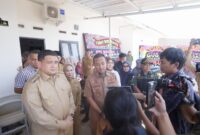 Foto: Wali Kota Makassar, Munafri Arifuddin bersama Wakil Wali Kota, Aliyah Mustika Ilham mendampingi Gubernur Sulawesi Selatan, Andi Sudirman Sulaiman menyerahkan santunan bantuan korban kebakaran DPRD