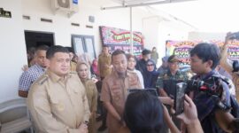 Foto: Wali Kota Makassar, Munafri Arifuddin bersama Wakil Wali Kota, Aliyah Mustika Ilham mendampingi Gubernur Sulawesi Selatan, Andi Sudirman Sulaiman menyerahkan santunan bantuan korban kebakaran DPRD