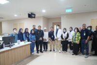 Foto: Wali Kota Makassar, Munafri Arifuddin, bersama Wakil Wali Kota, Aliyah Mustika Ilham, menjenguk Agung Setiawan, (anggota Satpol PP) di RS Kementerian Kesehatan di CPI 