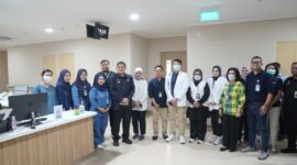 Foto: Wali Kota Makassar, Munafri Arifuddin, bersama Wakil Wali Kota, Aliyah Mustika Ilham, menjenguk Agung Setiawan, (anggota Satpol PP) di RS Kementerian Kesehatan di CPI 