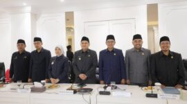 Foto: Wali Kota Makassar Munafri Arifuddin, Wakil Wali Kota Aliyah Mustika Ilham, Sekretaris Daerah Zulkifly Nanda bersama Jajaran Pimpinan DPRD Kota Makassar