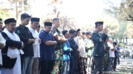 Foto: Walikota Makassar Munafri Arifuddin bersama FORKOPIMDA shalat ghaib di pelataran DPRD Makassar