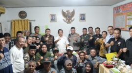 Foto: Menteri Dalam Negeri RI, Muhammad Tito Karnavian di dampingi Walikota Makassar Munafri Arifuddin, Camat Rappocini bersama warga Kelurahan Banta bantaeng 