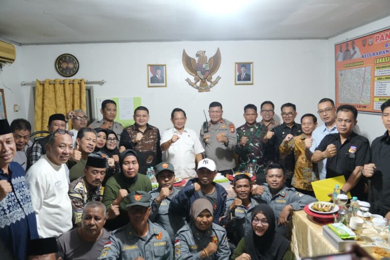 Foto: Menteri Dalam Negeri RI, Muhammad Tito Karnavian di dampingi Walikota Makassar Munafri Arifuddin, Camat Rappocini bersama warga Kelurahan Banta bantaeng 
