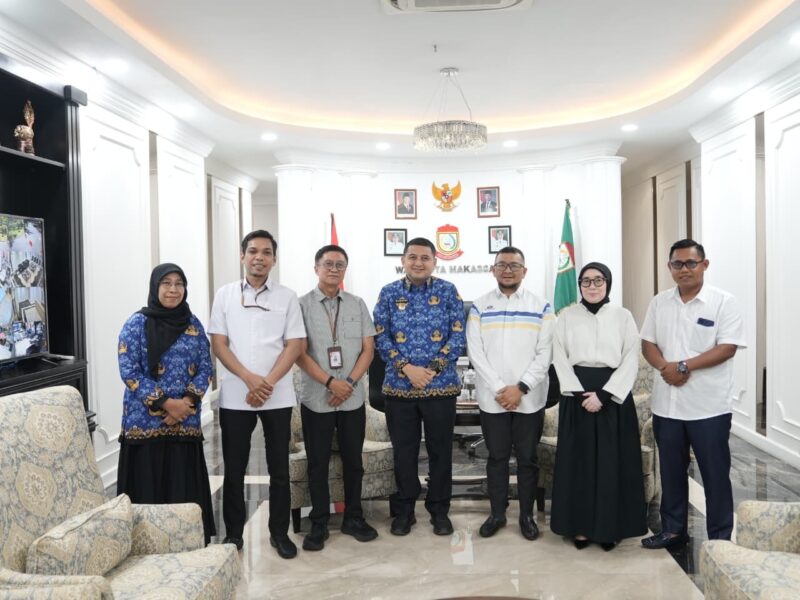 Foto: Wali Kota Makassar, Munafri Arifuddin, foto bersama jajaran Komisi Penyiaran Indonesia Daerah (KPID) Sulawesi Selatan di Balai Kota Makassar
