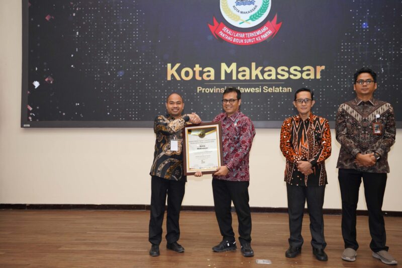 Pemkot Makassar menerima penghargaan GM-DTGI Awards 2025 sebagai salah satu dari 10 kota terbaik dalam transformasi digital di Indonesia.