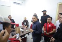 Pesan Wali Kota Makassar untuk PSM: Jersey-nya Bagus, Prestasi Harus Lebih Oke

MAKASSAR – Pemerintah Kota (Pemkot) Makassar, kembali menunjukkan dukungan penuh bagi tim kebanggaan masyarakat Sulawesi Selatan, PSM Makassar. 

Menjelang laga bergengsi kontra Persija Jakarta di Stadion Gelora BJ Habibie, Parepare, Minggu (21/9/2025) pukul 20.00 Wita, Pemkot menyiapkan enam unit bus dan mobil khusus untuk mengangkut rombongan dari Makassar, dan para suporter fanatik yang tergabung dalam komunitas Balaikota Mania (The Batman).

Dukungan penuh Pemkot ini diharapkan dapat menambah semangat PSM Makassar dalam menghadapi laga sarat gengsi tersebut.

Wali Kota Makassar, Munafri Arifuddin, memastikan akan hadir langsung di Stadion Gelora BJ Habibie, Parepare, untuk memberikan dukungan penuh kepada PSM Makassar saat menjamu Persija Jakarta.

Munafri menyebut, kehadirannya menjadi wujud nyata dukungan Pemkot Makassar kepada Pasukan Ramang yang tengah berjuang keluar dari zona degradasi di awal musim.

"Sebagai bentuk dukungan kepada para pemain PSM, Insya Allah saya akan hadir langsung di Gelora BJ Habibie memberikan support. Saya akan hadir bersama penggemar PSM," ujarnya, Kamis (18/9/2025).

Tak hanya datang sendiri, mantan Chief Executive Officer atau CEO PSM itu juga memboyong komunitas Balaikota Mania (The Batman), suporter fanatik yang akan mendampingi perjalanan PSM di laga sarat gengsi pekan ini. 

"Ada mobil sudah disiapkan 6 bus tambah juga mobil Satpol PP, untuk suporter, pendukung, rombongan dari Makassar menuju Parepare," tuturnya.

Sebagai langkah awal, Munafri menunjukkan dukungan nyata untuk PSM Makassar dengan menyambangi markas klub yang terletak di Jalan Balai Kota, tak jauh dari Museum Kota Makassar. Ia melihat PSM Store resmi dibuka kembali di Jalan Balaikota No. 11.

Kunjungan ini menjadi ajang silaturahmi sekaligus bentuk perhatian pemerintah kota terhadap tim kebanggaan masyarakat Sulawesi Selatan tersebut.

Dalam kunjungan itu, Munafri yang akrab disapa Appi bertemu langsung dengan manajemen klub, jajaran CEO PSM, serta perwakilan suporter. 

Ia meninjau berbagai persiapan tim menjelang laga Super League, termasuk melihat langsung atribut dan kostum atau jersey terbaru yang akan digunakan Pasukan Ramang musim ini.

"Kostumnya bagus, (bagus sekali). Tapi kalau jersey-nya bagus, prestasinya juga harus bagus, akan menang," kata Appi, sembari memuji desain baru kostum kebanggaan PSM.

Tak hanya soal kesiapan tim, Appi juga mengungkapkan rencana besar Pemkot untuk mendukung infrastruktur sepak bola di Makassar. 

Ia menyebut pemerintah kota telah menyiapkan rencana pembangunan stadion baru yang terletak di kawasan Untia, diharapkan bisa mulai dianggarkan pada 2026.

"Kalau stadionnya, Insha Allah mudah-mudahan penganggarannya 2026, dikerjakan 2027 sudah bisa. Stadion kapasitasnya mungkin sekitar 15–20 ribu penonton, tapi yang penting nyaman dan representatif," jelasnya.

Munafri menambahkan, stadion tersebut diharapkan menjadi rumah baru bagi PSM sekaligus ikon kebanggaan masyarakat Makassar. 

Kehadiran Wali Kota di markas PSM disambut hangat oleh manajemen dan suporter. Mereka menilai kunjungan ini memberi semangat tambahan bagi tim jelang laga penting kontra Persija Jakarta sekaligus menjadi simbol kuatnya kolaborasi Pemkot dengan klub sepak bola tertua di Indonesia tersebut.

Sedangkan, Ketua Balaikota Mania, Arwin Malik, mengatakan rombongan suporter akan berkumpul terlebih dahulu di Lapangan Karebosi pada pukul 12.30 WITA, sebelum bersama-sama berangkat memberikan dukungan langsung kepada Pasukan Ramang.

"Rombongan suporter akan terlebih dahulu berkumpul di Lapangan Karebosi, pada pukul 12.30 WITA, sebelum bersama-sama berangkat menuju Parepare," ujarnya.

Ditambahakan, mobil disiapkan oleh Pemerintah Kota, bagi suporter PSM menjadi bentuk nyata sinergi antara pemerintah kota dan masyarakat pecinta sepak bola untuk memberikan dukungan penuh kepada PSM Makassar.

"Ini bentuk sinergi pemerintah kota dan masyarakat pecinta sepak bola untuk mendukung langsung PSM Makassar," jelasnya.

Diketahui, laga bergengsi PSM melawan Persija Jakarta, tampak seru. Pertemuan klasik dua klub besar ini menjadi sorotan, bukan hanya karena memperebutkan tiga poin penting di ajang Super League 2025/2026, tetapi juga sarat gengsi dan rivalitas panjang. 

Atmosfer panas mulai terasa jelang kick-off, terlebih catatan pertemuan kedua tim menunjukkan PSM dalam posisi inferior, hanya satu kali menang, dua kali imbang, dan dua kali kalah dari Persija dalam lima laga terakhir Liga Indonesia.

Meski demikian, kemenangan tetap menjadi target utama Pasukan Ramang. Tiga poin di kandang akan sangat berarti untuk keluar dari zona degradasi sekaligus mengurangi tekanan di awal musim.