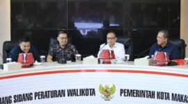 Foto: Sekretaris Daerah (Sekda) Makassar Andi Zulkifly didampingi Tenaga Ahli Pemkot Makassar Hudli Huduri bersama Ketua FKIJK Sulselbar Muhammad Muchlasin 