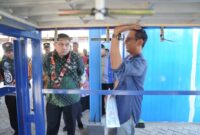 Foto: Wali Kota Makassar Munafri Arifuddin, saat meninjau langsung progres pembangunan pabrik es pertama untuk masyarakat kepulauan di Pulau Barrang Lompo, Kecamatan Sangkarrang,
