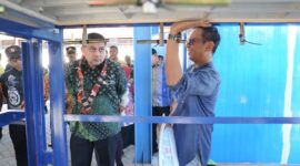 Foto: Wali Kota Makassar Munafri Arifuddin, saat meninjau langsung progres pembangunan pabrik es pertama untuk masyarakat kepulauan di Pulau Barrang Lompo, Kecamatan Sangkarrang,