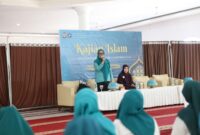 Foto: Ketua Pokja I TP PKK Kota Makassar, Syahriati A. Syahrum saat memberikan sambutan dalam kegiatan Kajian Islam bulanan