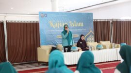 Foto: Ketua Pokja I TP PKK Kota Makassar, Syahriati A. Syahrum saat memberikan sambutan dalam kegiatan Kajian Islam bulanan