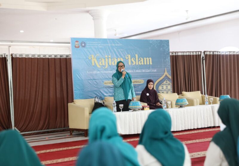 Foto: Ketua Pokja I TP PKK Kota Makassar, Syahriati A. Syahrum saat memberikan sambutan dalam kegiatan Kajian Islam bulanan